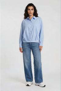 Milano Bluse gestreift light blue print, Kragen, Knopfleiste, Bund gerafft, feine Streifen