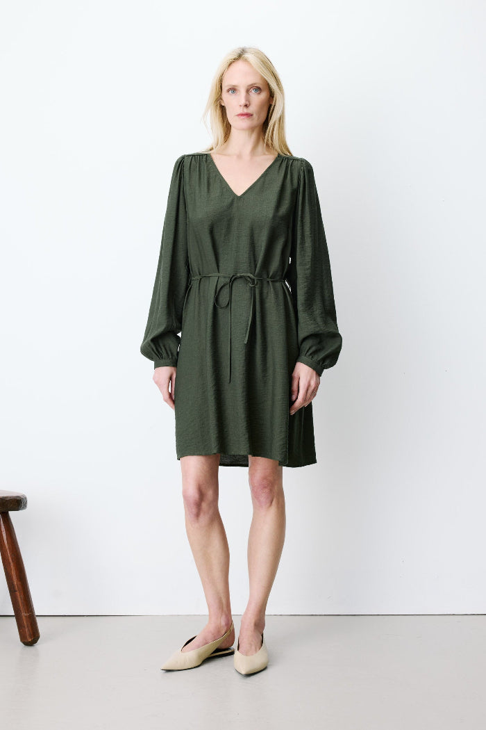 Grace & Mila Kleid Alienor khaki, unifarben, langärmlig, V-Ausschnitt, knielang, Bindegürtel
