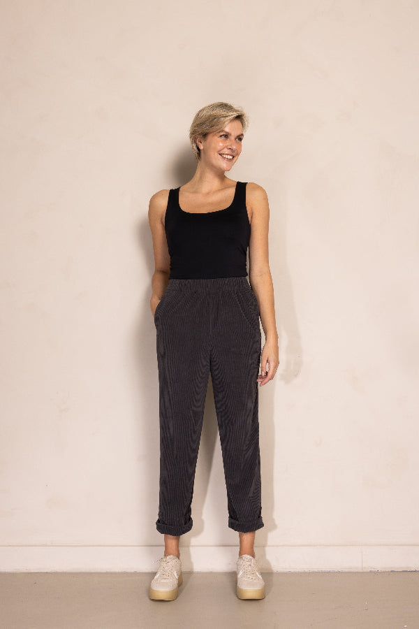 Zhrill Hose, Cordhose, Pia, anthrazit, grau, verkürzte Beinlänge, elastischer Bund