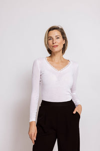 Zhrill Longsleeve Riley white, weiß, gerippt, V-Ausschnitt, Spitze, unifarben, Langarmshirt
